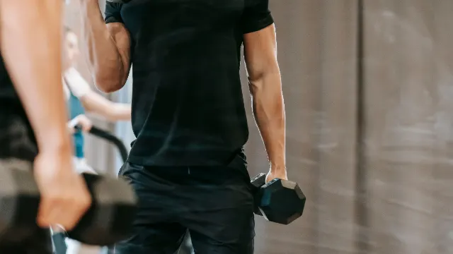 Anytime Fitness Tamarind Square: Gim 24 Jam Cyberjaya 1 Ilustrasi untuk panduan Anytime Fitness Tamarind Square: latihan beban bebas di hadapan cermin gim; imej ilustrasi