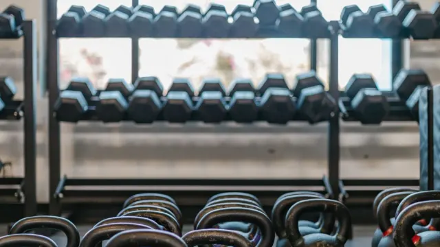 Gym di Bandar Sunway, Malaysia 1 Imej ilustrasi latihan kecergasan untuk panduan gym di Bandar Sunway; bukan foto pusat sebenar