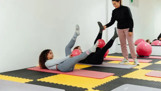Gym di Bukit Jalil, Malaysia 1 Imej ilustrasi latihan kecergasan untuk panduan gym di Bukit Jalil; bukan foto pusat sebenar