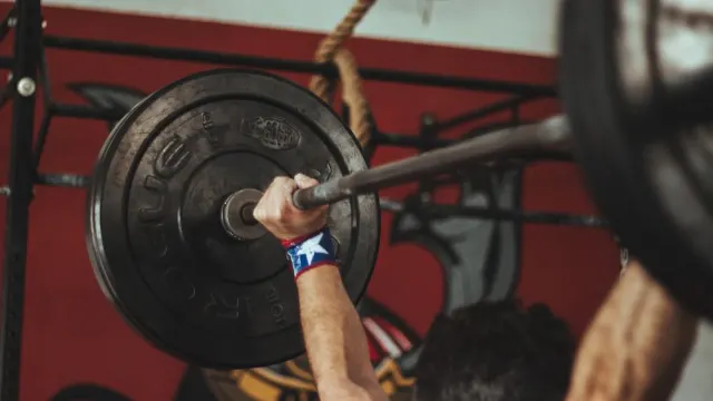 Gym di Seksyen 13 Petaling Jaya, Malaysia 1 Imej ilustrasi latihan kecergasan untuk panduan gym di Seksyen 13 Petaling Jaya; bukan foto pusat sebenar