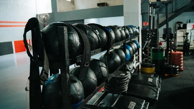 Gym di Setia Alam, Malaysia 1 Imej ilustrasi latihan kecergasan untuk panduan gym di Setia Alam; bukan foto pusat sebenar